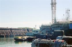 Anleggsområdet med dokkene til Norwegian Contractors. Lekter