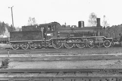 Damplokomotiv 18c 245 utenfor lokstallen på Hønefoss.