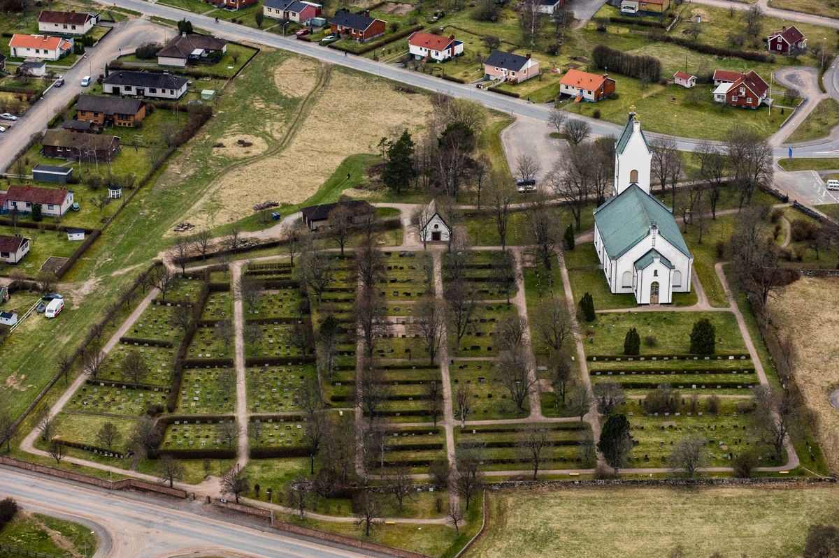 Flygfoto över Hässleby kyrka i Mariannelund, Eksjö kommun.