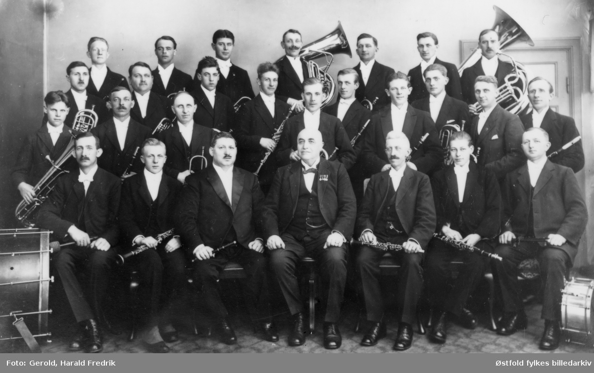 Tistedalens Musikkforening fotografert 1924, med sin dirigent Oscar Borg. Tistedalens Musikkforening 1894-1924. 
Navneliste med plassering, se bilde.