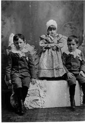 Portrett av tre små barn