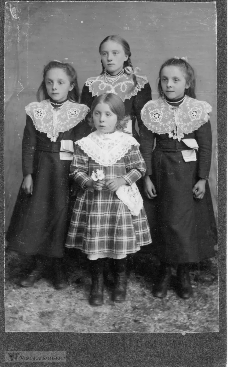 Fire søstre fra Akslahaugen, Fire søstre fra Akslahaugen.