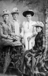 Gruppefoto av fire kvinner. Alle trolig fra Kristiansund og 