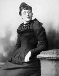 Portrett, kvinne, Kristiansund ca 1894. Sjeldent: kvinne med