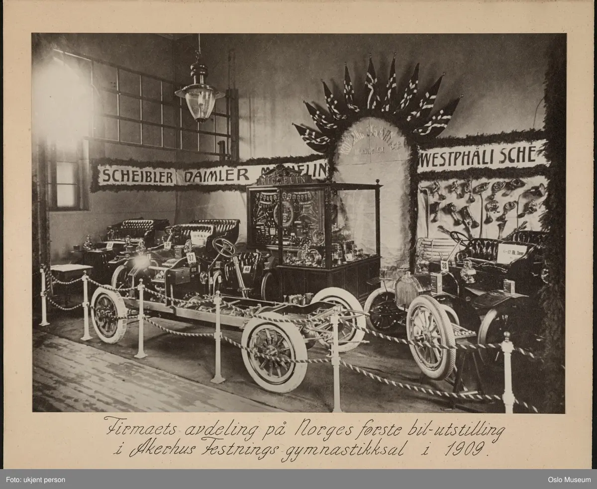 Kolberg, Caspary & Co., stand på Norges første bilutstilling, Akershus festning, Festningens gymnastikksal