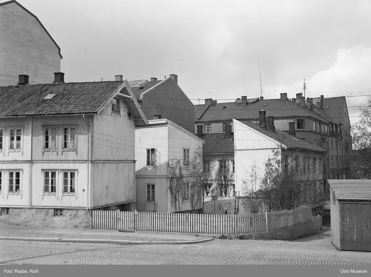 bolighus, trehusbebyggelse, gjerde, hage, bygårder