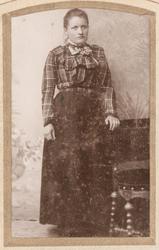 Studioportrett av ung kvinne.