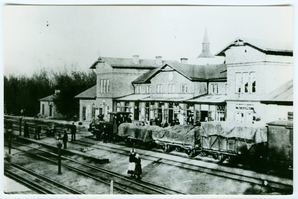 "Herrljunga station på 1890- talet före ombyggnaden"