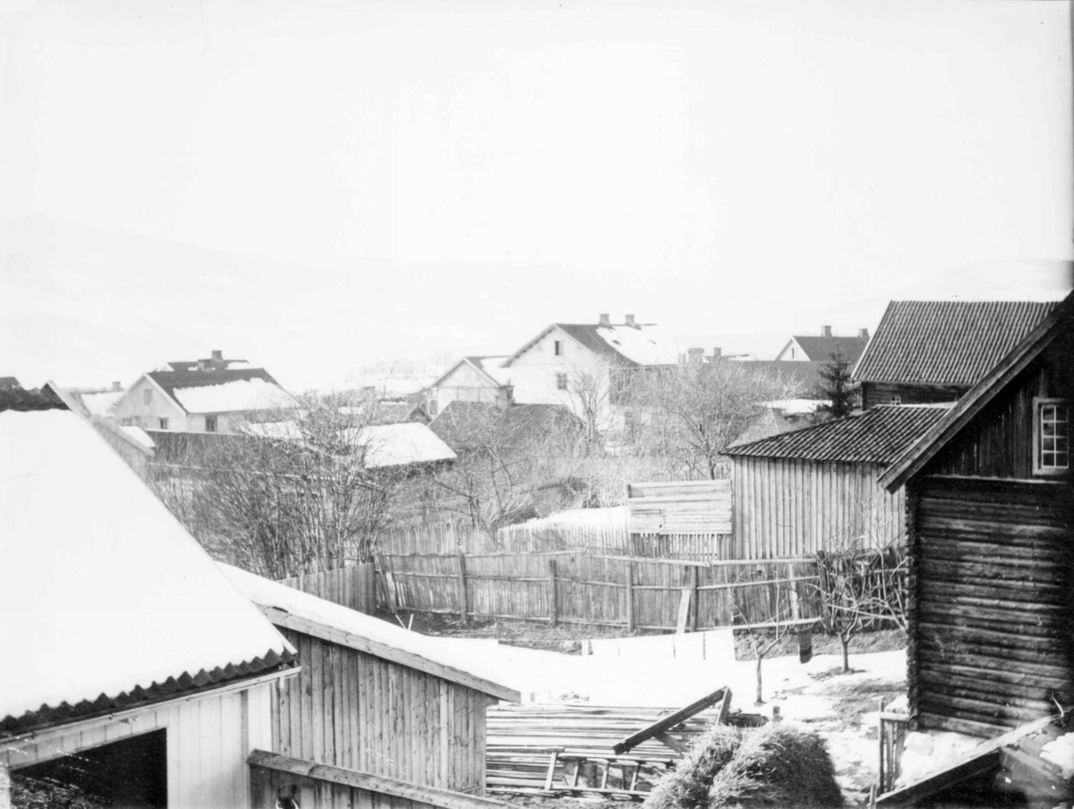 Repro, Torggutua, Thallauggutua ned fra Storgata mot Stortorget , Lillehammer, plankegjerder, bakgård