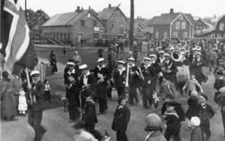 17. mai tog i Kirkenes, 1933. Toget går i Pasvikveien, nåvær