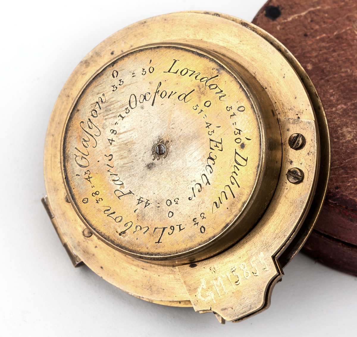 Kompass, av mässing, från Dollond London.
Glaset över kompassnålen är spräckt.
Förvaras i röd skinnask.