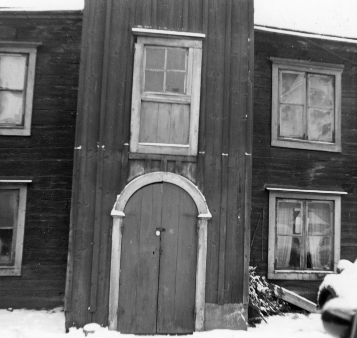 Gårdshus i kvarteret Ankarstocken i Norrköping. Fotografiet taget i samband med Norrköpings stads stiftelse Hyresbostäders rivningsansökan 1958. Idag ligger här p-huset Ankaret.