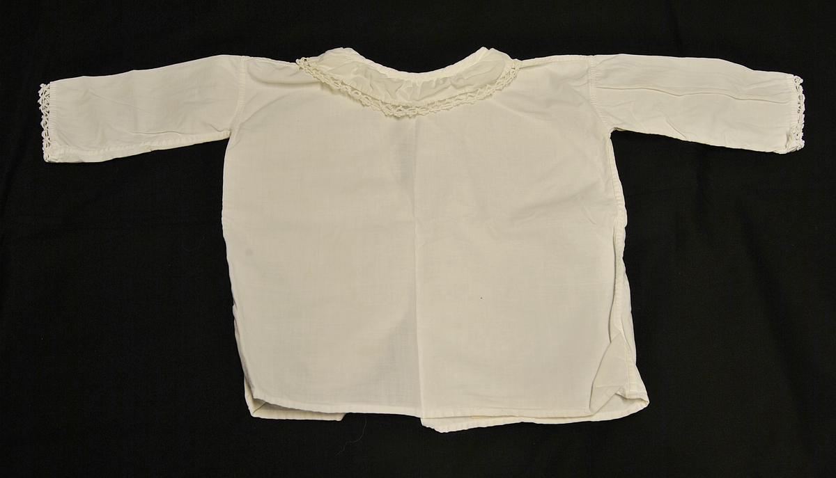 Rektangulær from. Nuppereller på kragen og ermene.