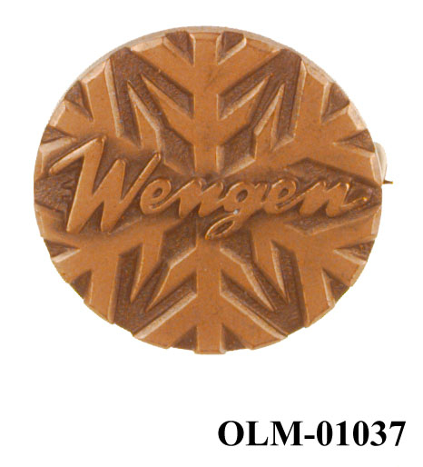 Inneholder 101 merker, pins og  medaljer.
Guttorm Berge tok tilbake samlingen 21.mai 1996.-notert i aksesjonsboken.