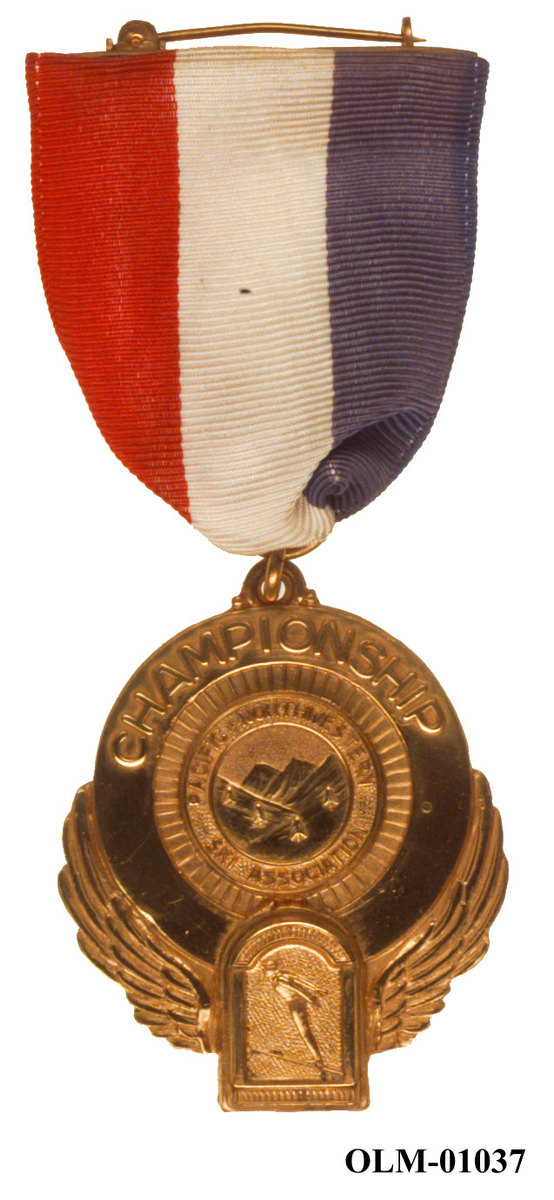 Inneholder 101 merker, pins og  medaljer.
Guttorm Berge tok tilbake samlingen 21.mai 1996.-notert i aksesjonsboken.