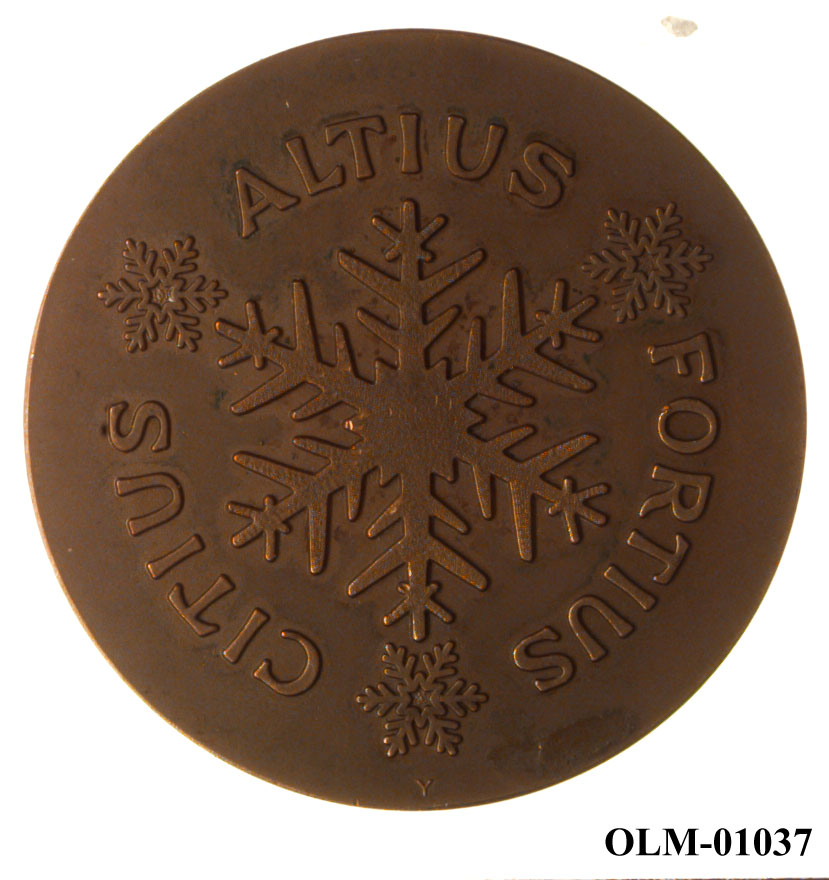 Inneholder 101 merker, pins og  medaljer.
Guttorm Berge tok tilbake samlingen 21.mai 1996.-notert i aksesjonsboken.