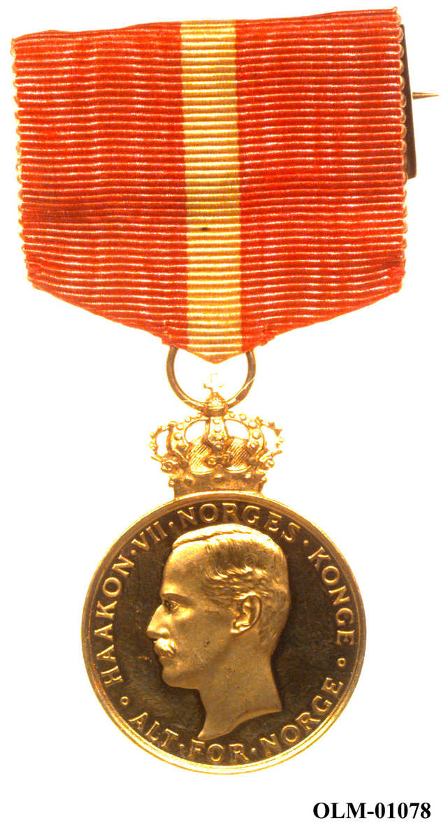 32 forskjellige medaljer og merker i ramme.
Bilde 7 er deltdagermerke fra Amsterdam 1928.
Bilde 18 og 19 er deltagermedalje fra Amsterdam 1928.
Bilde 20 og 21 er sølvmedaljen fra Antwerpen 1920.
Bilde 26 og 27 av bronsemedaljen fra Paris 1924.
Bilde 39 og 40 minnemedaljen fra Antwerpen 1920.
