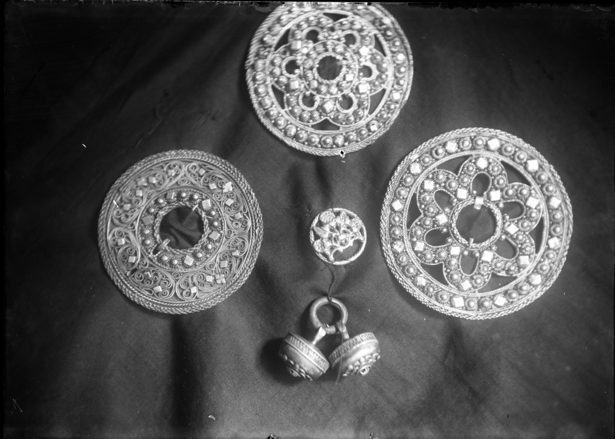 Rikard Berges fotoarkiv. Søljer. Hjartdal, Telemark. Fotografert 1910.
Bilde nr. 128.

Fotografier tatt av Rikard Berge. 642 nummer. Samlingen består av negativer bladfilm. Motivene er ført inn i egen protokoll av Berge. Protokollen har tittel "Bilæt-emne"