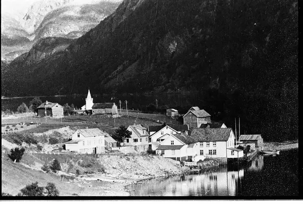 tettstad hotell kyrkje hus gardar fjell vatn