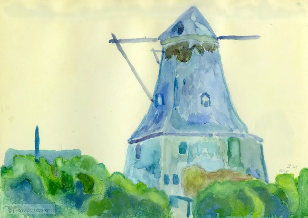 En mølle med vegetasjon rundt.