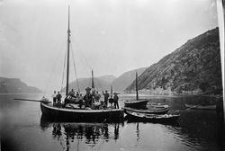 Skøyte pråm fjell fjord menn