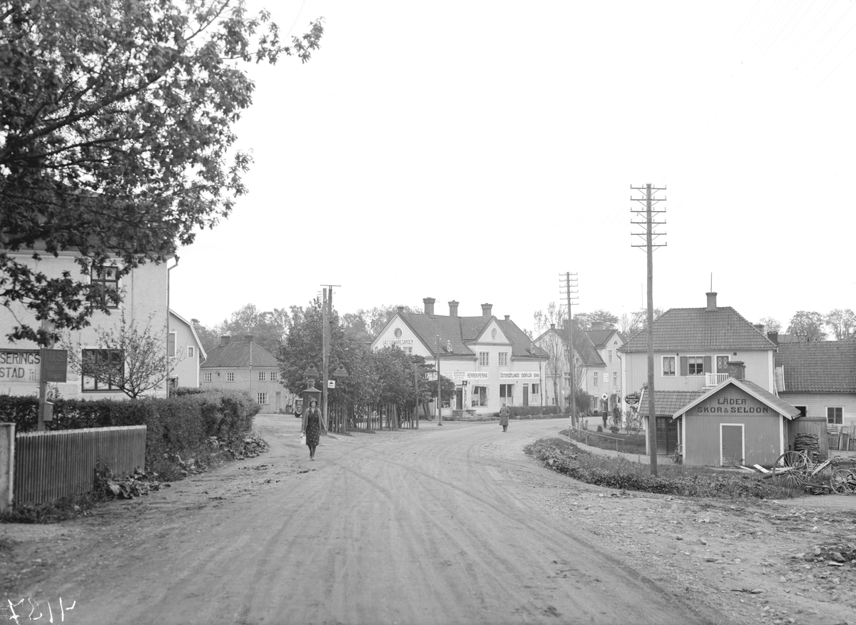 Parti av Borensberg 1940. Husbyvägens beläggning är ännu av grus, men de bägge tankställena vittnar om att bilismens tid är kommen på allvar. I fonden ses Gästgivaregården.