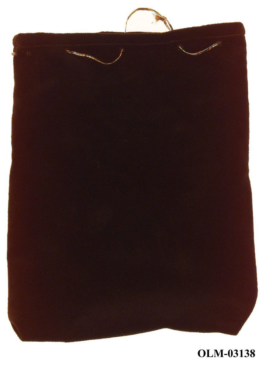 To gule tennisballer med logo for Slazenger i en brun fløyelspose .