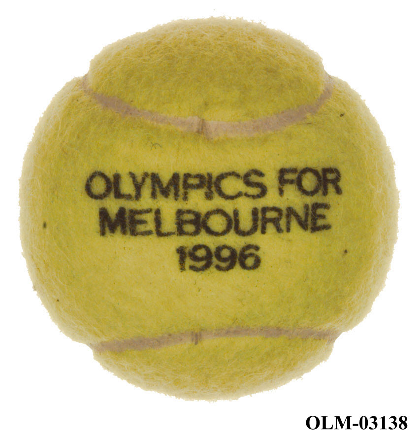 To gule tennisballer med logo for Slazenger i en brun fløyelspose .