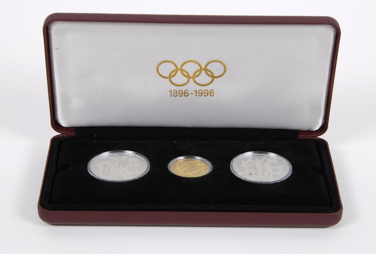 Myntsett bestående av en gullmynt og to sølvmynter. Sølvmyntene er australske 20-dollarmynter med motiv av Elizabeth den 2 i profil på den ene siden. Gullmynten er en australsk 200-dollarmynt, også med motiv av Elisabeth den 2. i profil. Myntene er kapslet inn i hardplast og ligger i en vinrød eske.