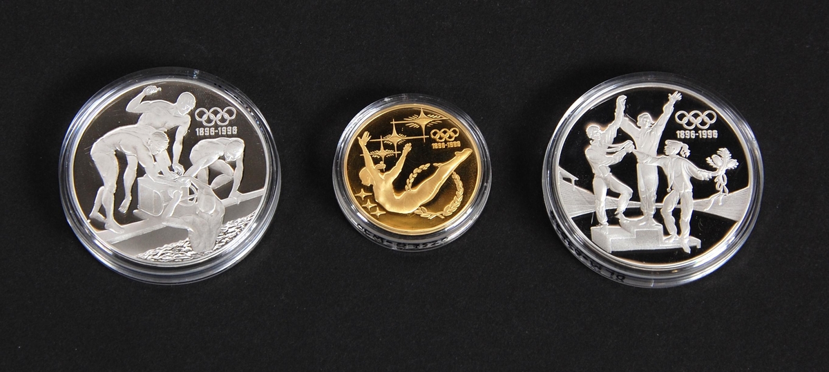 Myntsett bestående av en gullmynt og to sølvmynter. Sølvmyntene er australske 20-dollarmynter med motiv av Elizabeth den 2 i profil på den ene siden. Gullmynten er en australsk 200-dollarmynt, også med motiv av Elisabeth den 2. i profil. Myntene er kapslet inn i hardplast og ligger i en vinrød eske.