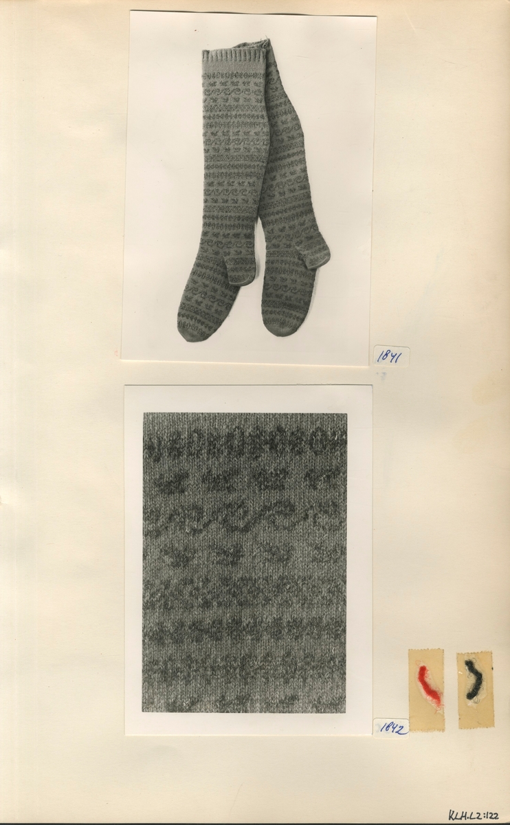 Kartongark med  två fotografier av strumpor samt garnprover
