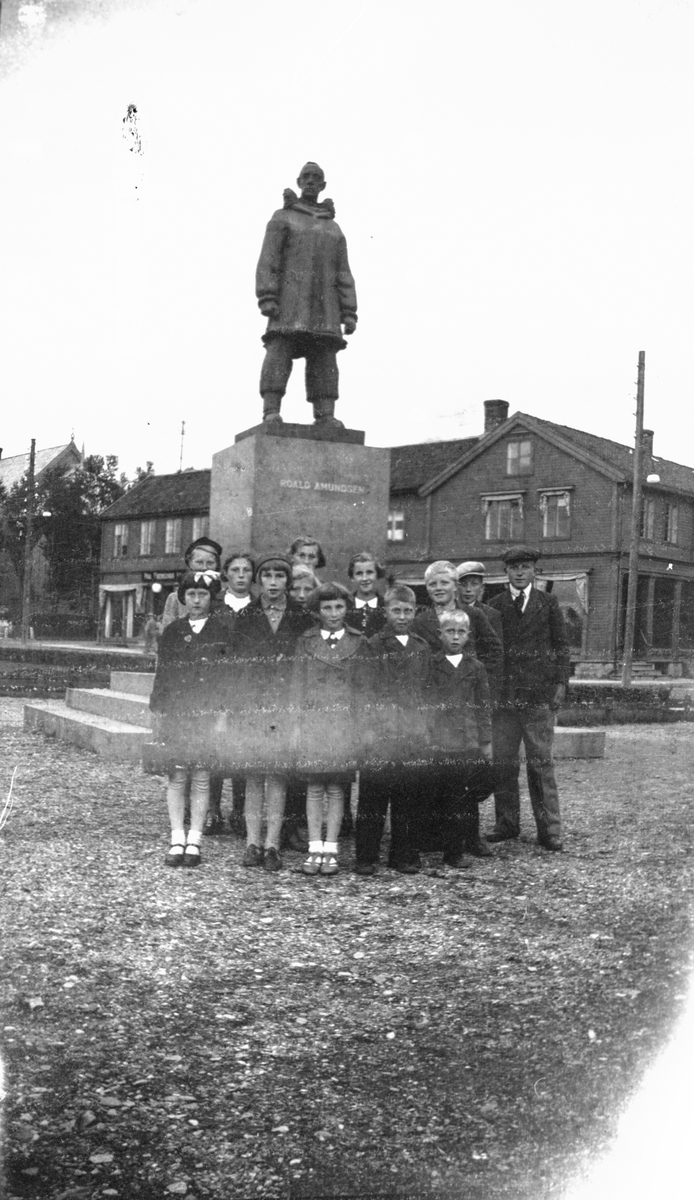 Barn og voksne foran Roald Amundsen-statuen i Tromsø.
