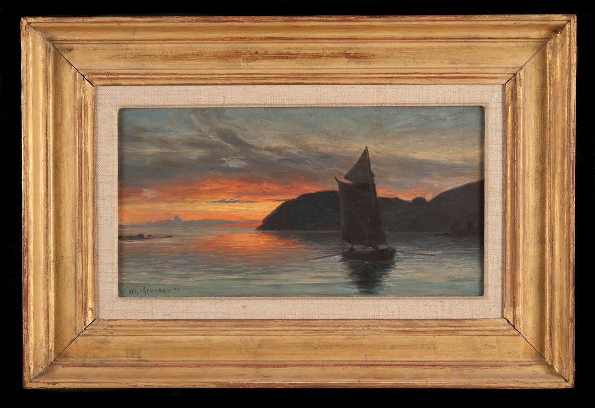 Marinmotiv, stilla afton med solnedgång i starka färger.
I förgrunden fiskebåt under segel och åror, till höger hög mörk kuststräcka.