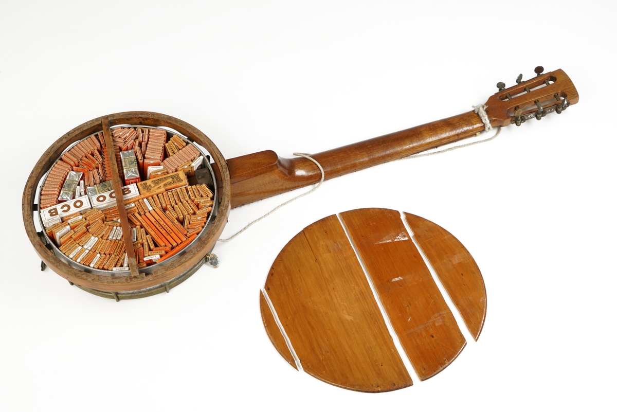 En banjo med uthult resonnanskasse  for smugling av sigaretter og sigarettpapir.