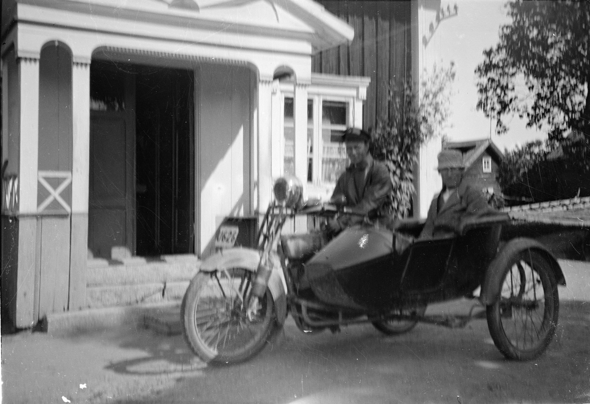 Motorcykel med John Alinder i sidovagnen, Sävasta, Altuna socken, Uppland