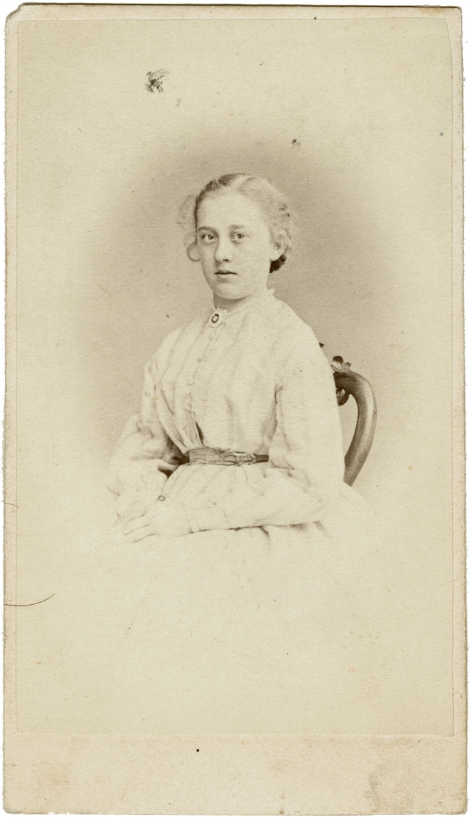 Porträtt av fröken Ida Westman 1867. Dotter till godsägaren Johan Leonard Westman och Ida Westman, född Werner. Hon fick ett kort liv. Avliden endast 22 år gammal i lungsot.