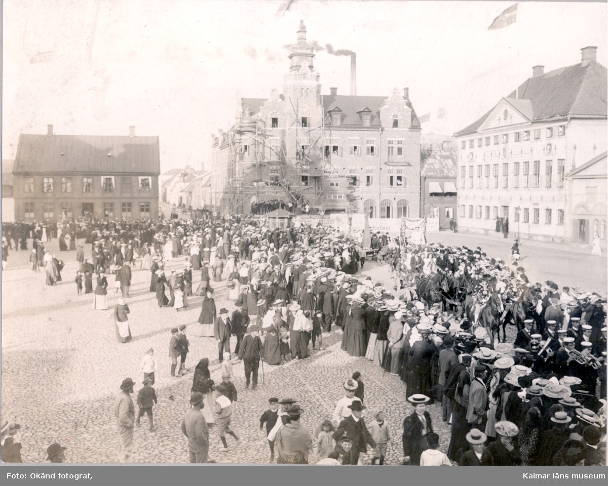 Procession på Stortorget, troligen 1905 då Stadshotellet ännu är oputsat.