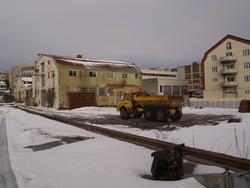 Bygningsmiljø på Kaarbøverkstedet. Anleggsmaskin midt i bild