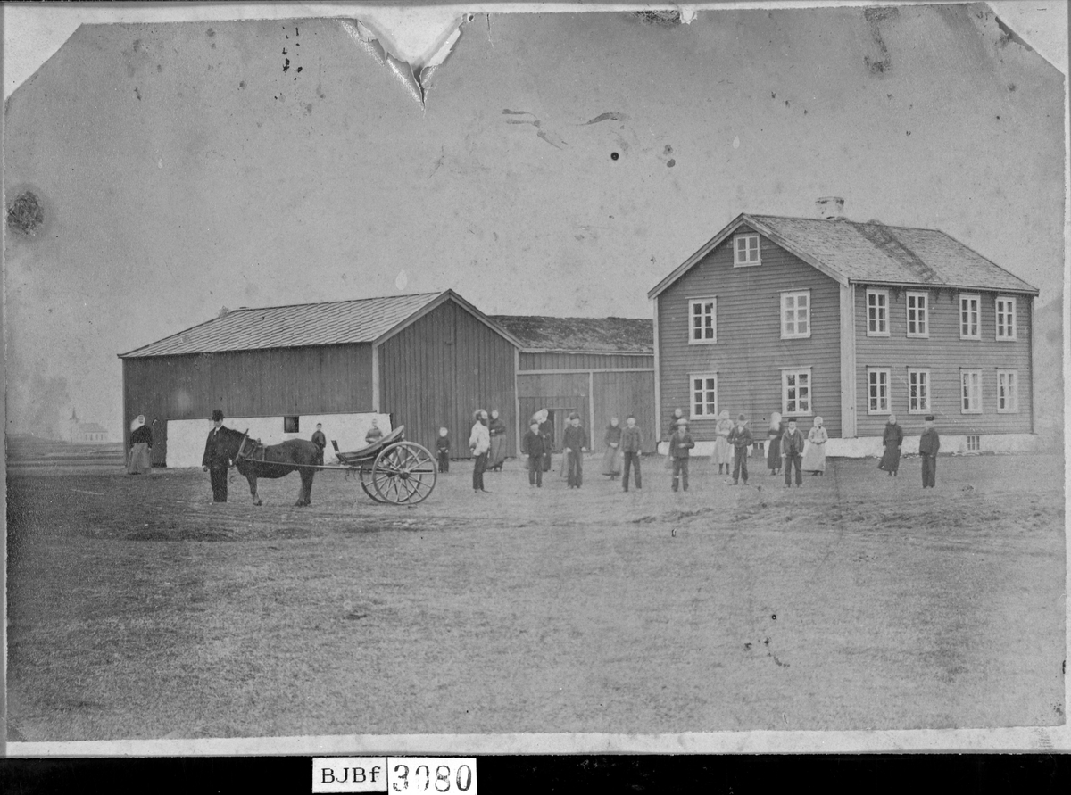 Folk og hest med vogn foran Hjeldegården