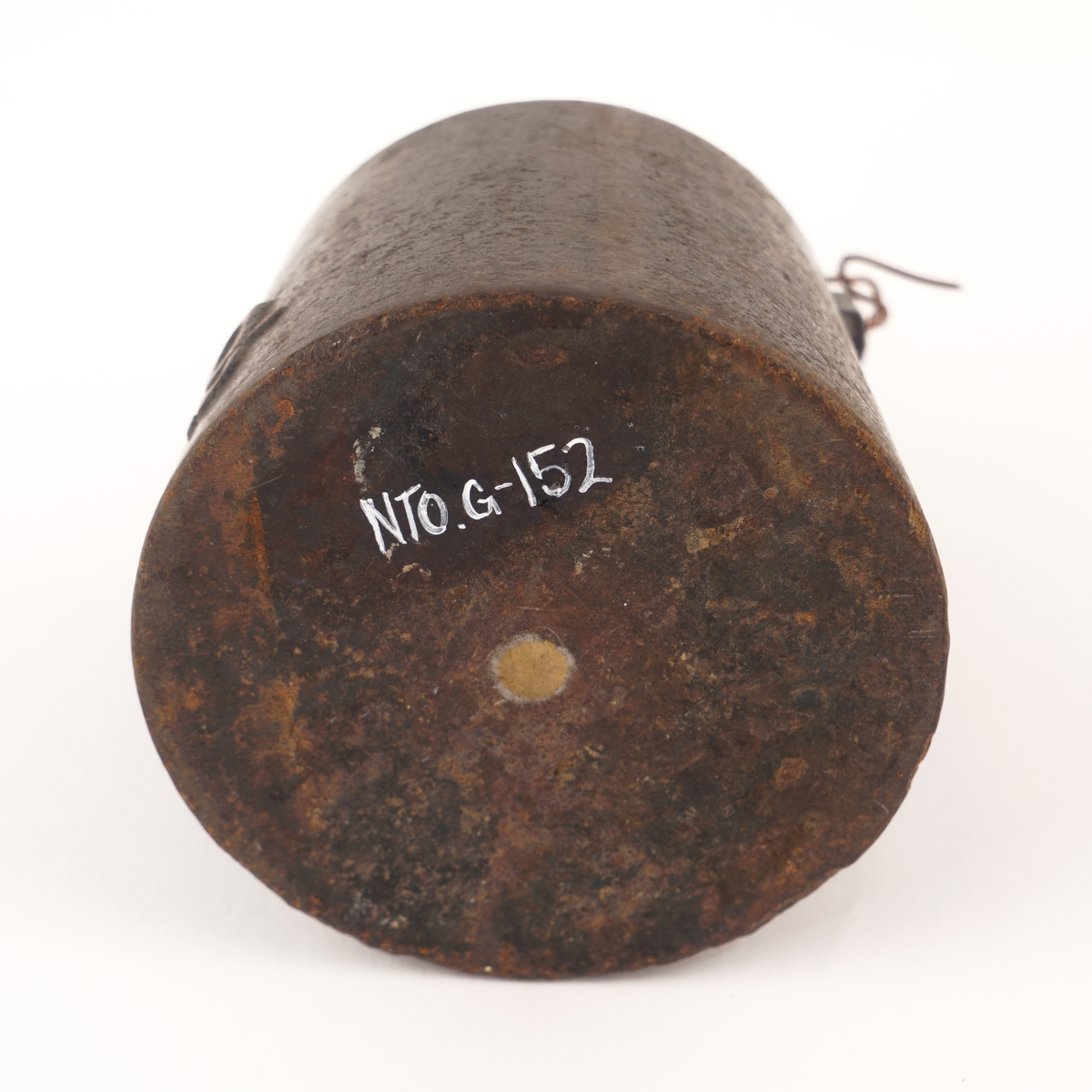 2 - kg - lodd av jern med knott.  Lapp knytt til gjenstanden med kobbertråd plombert med blyplombe.