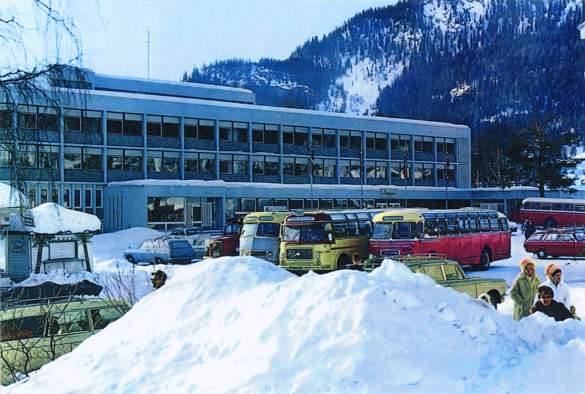 Utenfor Fagernes Hotell vinteren 1965.
