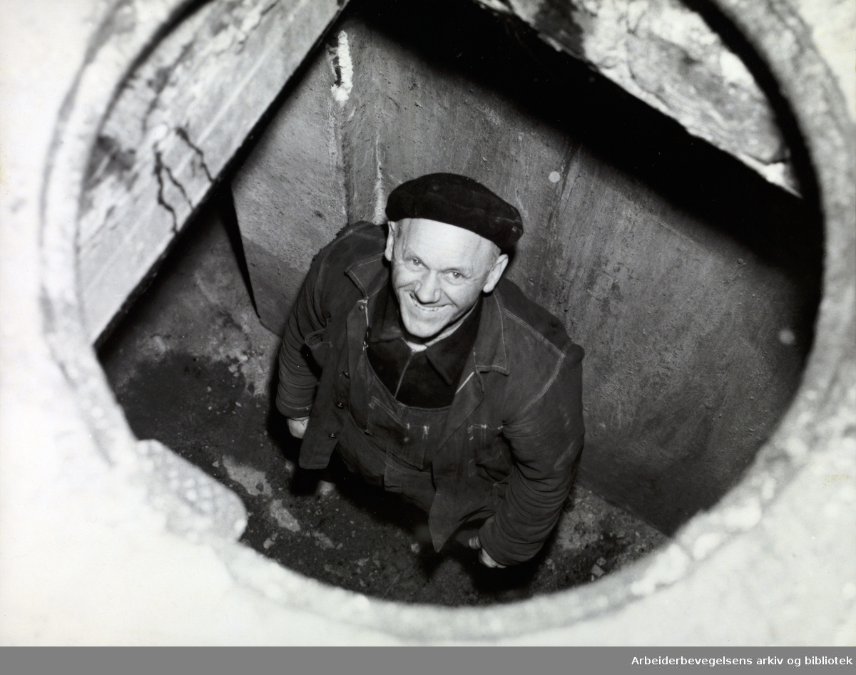 Otto Rosseland har gått ned i kloakken ved Akershus festnings renseanlegg, april 1954.