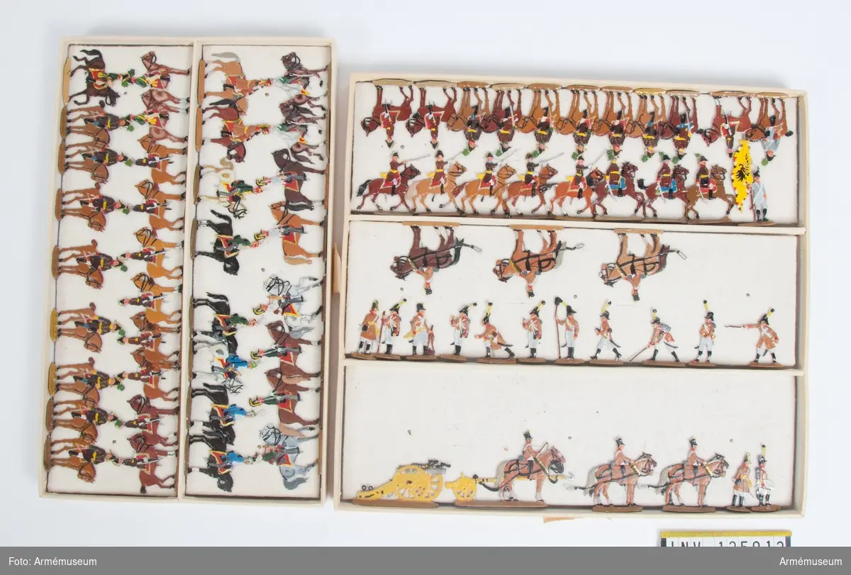 Generalstab och artilleri från Österrike från Napoleonkrigen.
Två lådor med figurer.
Fabriksmålade.