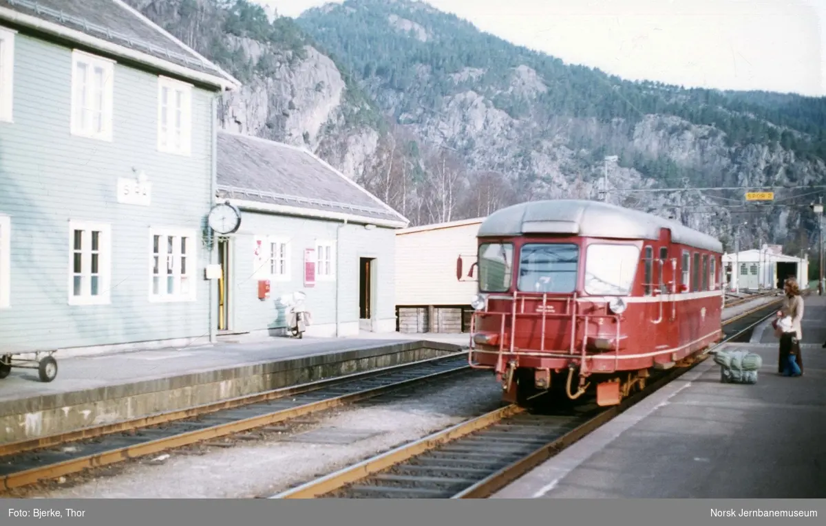Dieselmotorvogn BM 87 03 i Flekkefjordbanens tog 3003/3004 på Sira stasjon