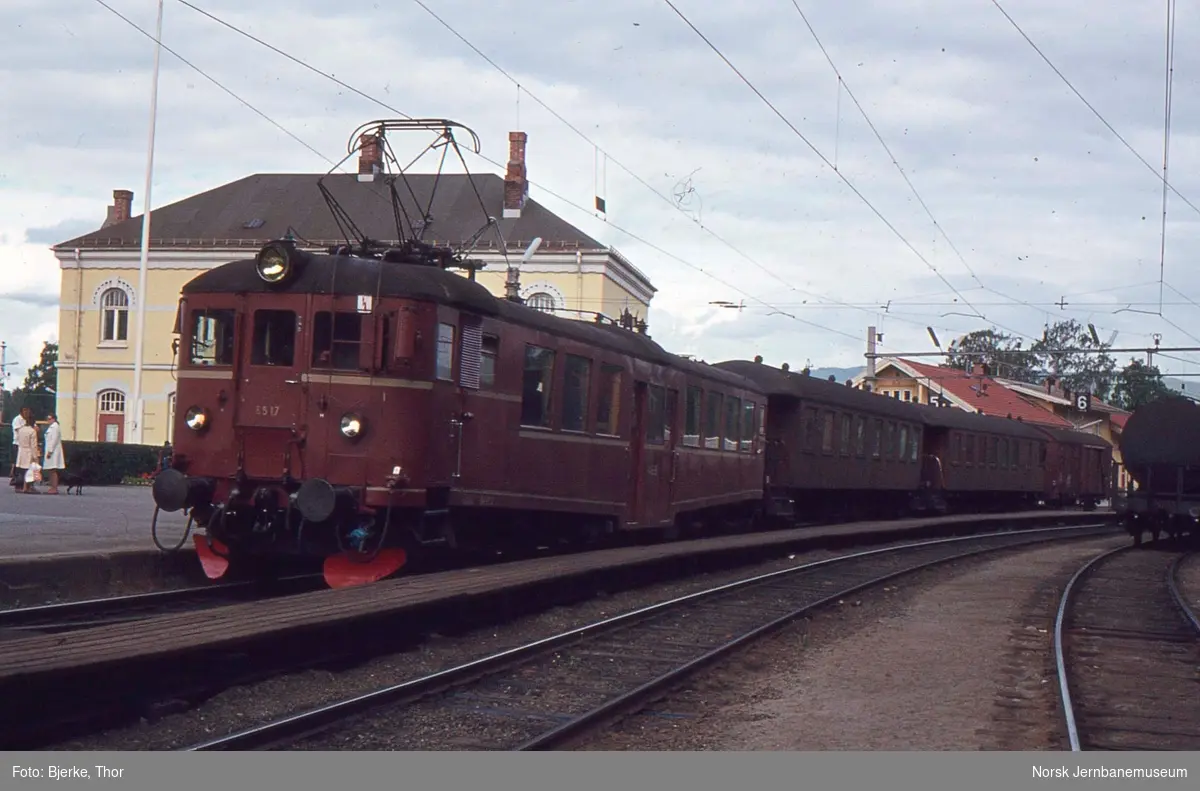 Motorvognsett Type 65 I Ankommet Persontog 535 På Hønefoss Stasjon Norsk Jernbanemuseum 