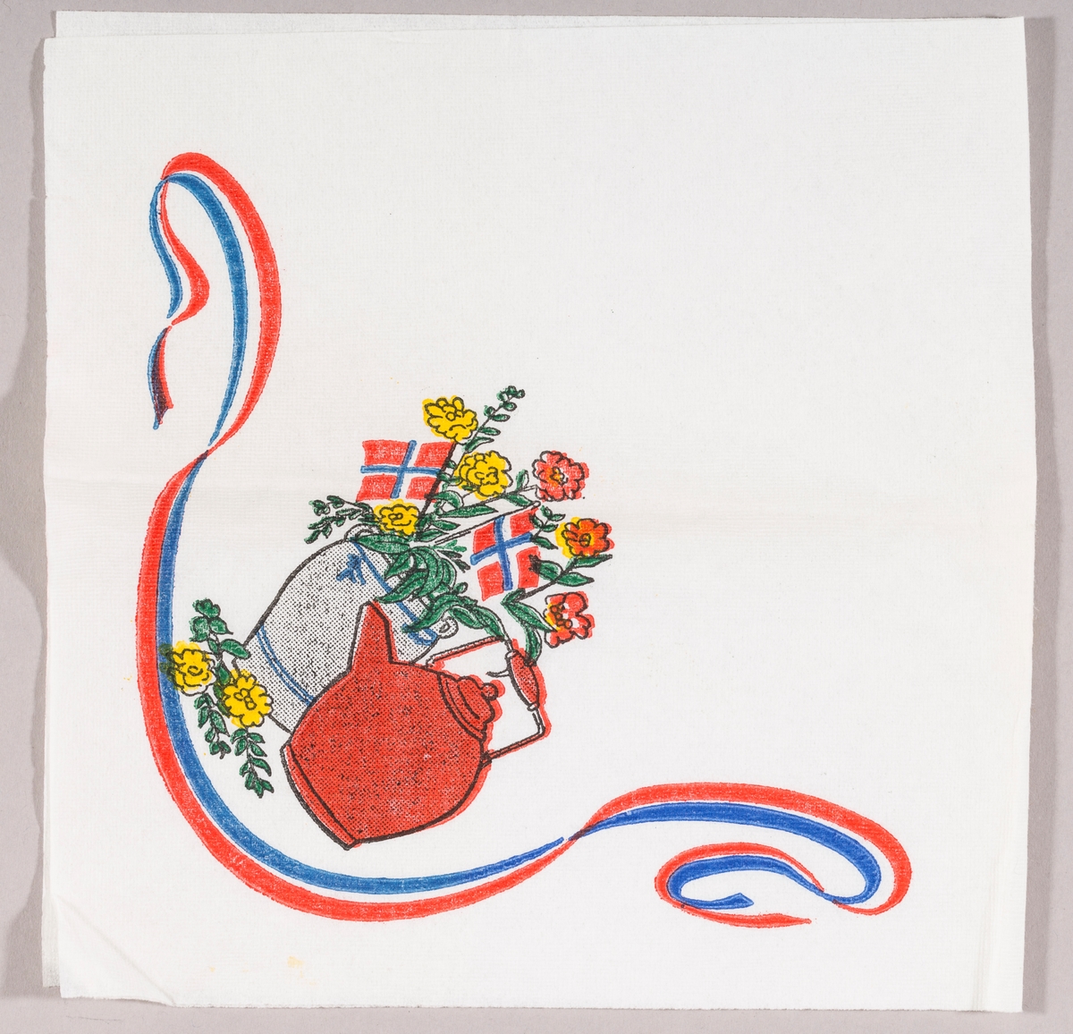 Et slynget bånd i blått og rødt. en tekanne og en krukke med blomster og to norske flagg