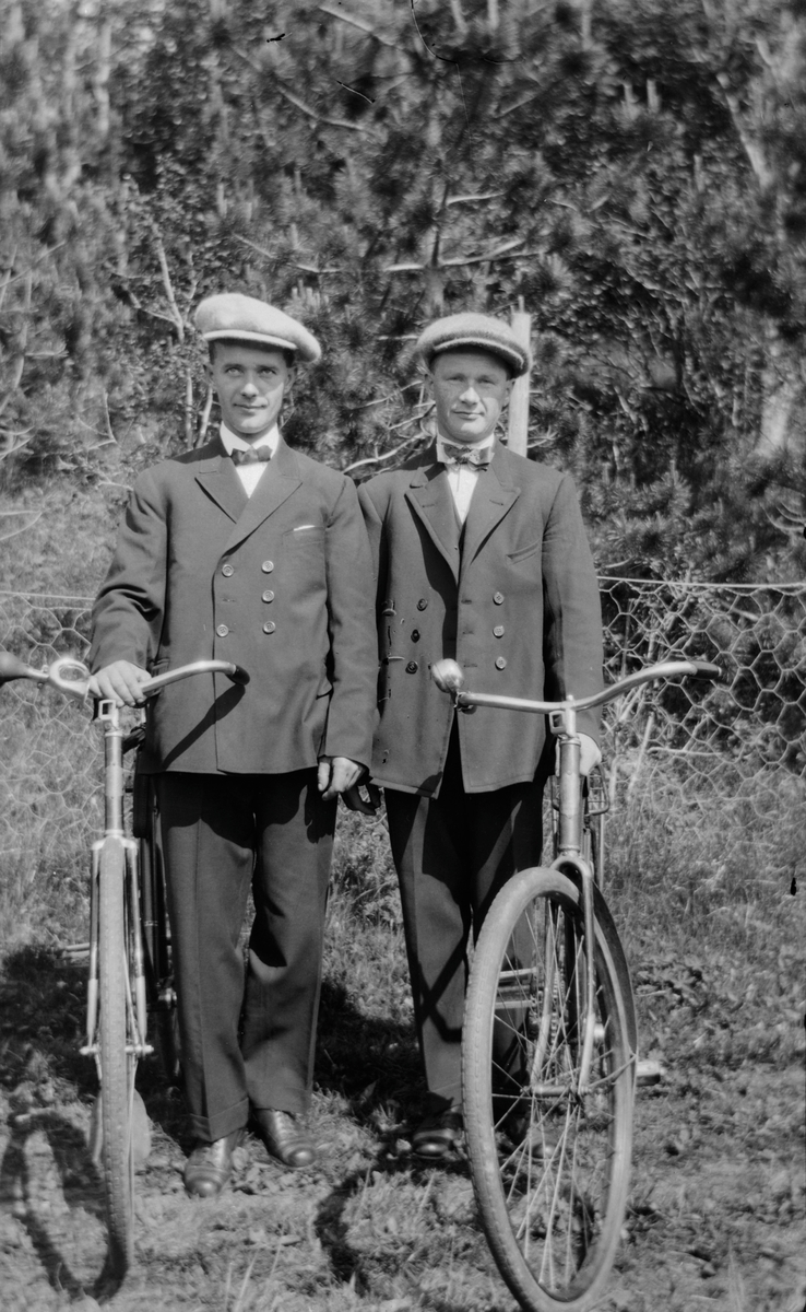 To menn med sykler.