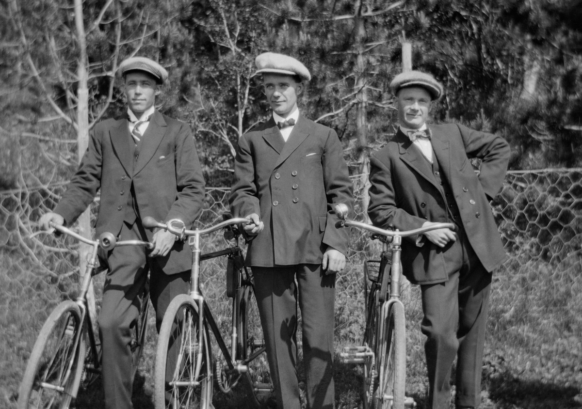 Tre menn med sykler.