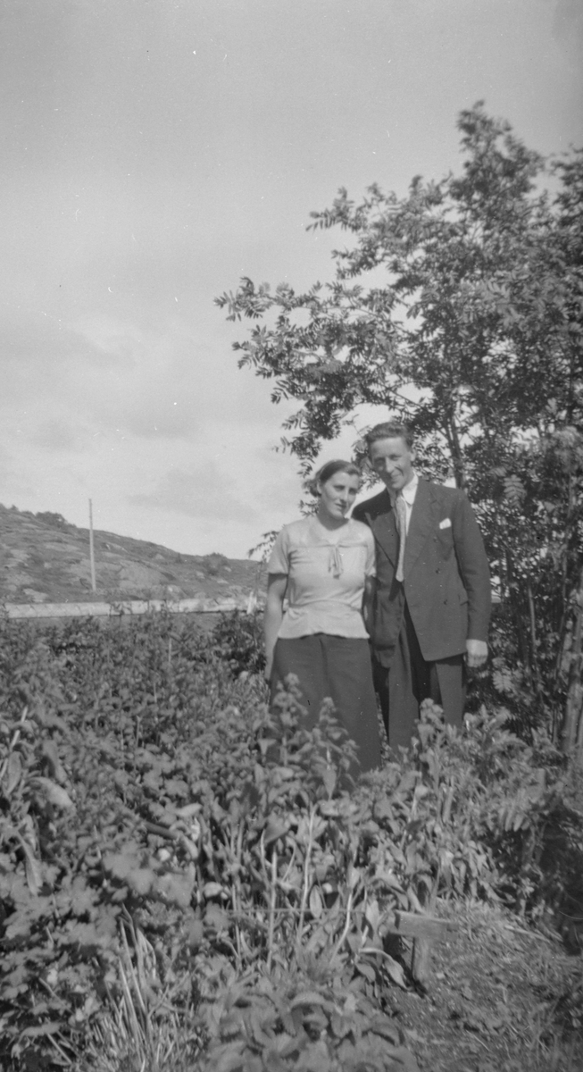 Mann og kvinne i hage.