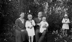 Magnhild og Arne Rølvåg med barna Petra (Motti Haugerud) og 